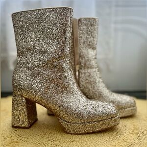 Gold Glitter Platform Boots // Women’s Size 9 🌟